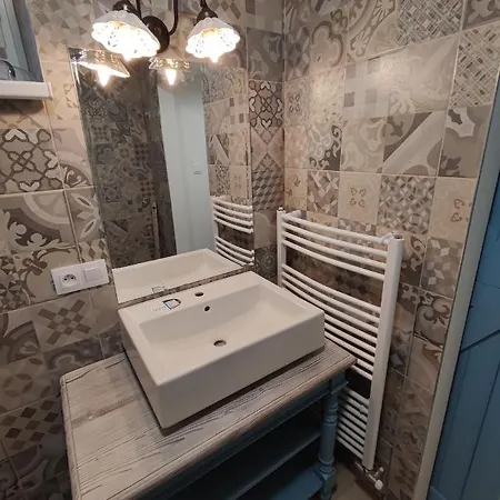 Apartment 4 *